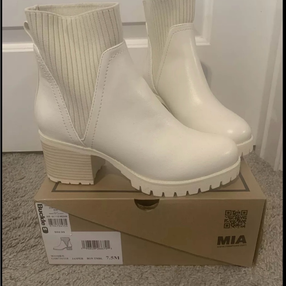 Sz7.5- MIA white booties